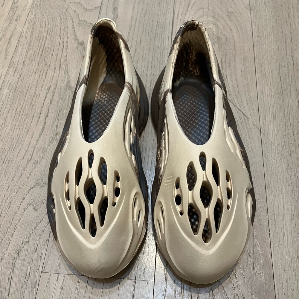 Reposhing nothing wrong with the item. Too big for me. Looking to sell or trade